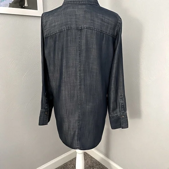 Chico’s Women’s Size 0 Lightweight Denim Long Button Down Shirt. - Picture 3 of 5